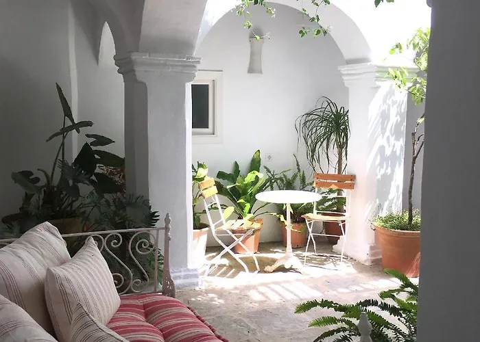 Siete Balcones Y Un Patio